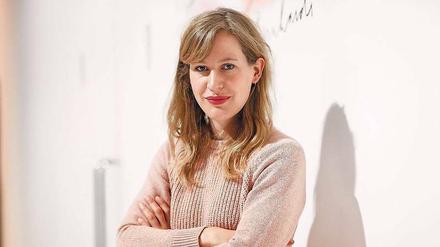 Zart und skriptural. Für die Inszenierung „Professor Bernhardi“ schreibt Katharina Ziemke die Bühnenanweisungen direkt an die Wand. 