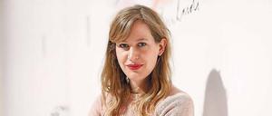 Zart und skriptural. Für die Inszenierung „Professor Bernhardi“ schreibt Katharina Ziemke die Bühnenanweisungen direkt an die Wand. 