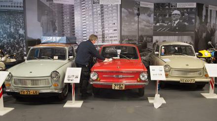 Reif für's Museum: Ein Museumsmitarbeiter putzt am 27.01.2017 in Dresden in der Ausstellung "Die Welt der DDR" einen Saporoshez.