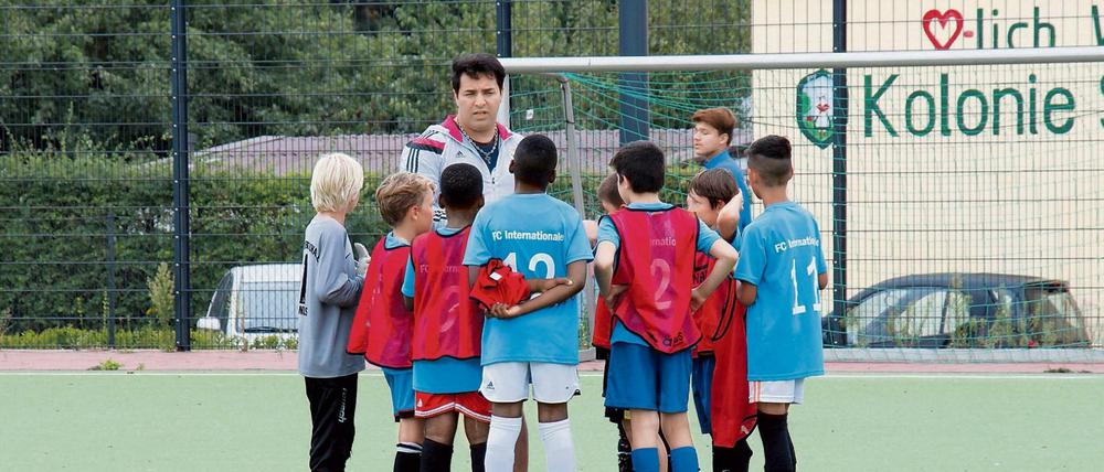 Immer im Gespräch. Der FC Internationale setzt auf Integration und Zusammenhalt durch Sport. Für dieses Anliegen wünscht sich der Klub mehr Unterstützung von Berlins Fußballverband und der Sportverwaltung der Stadt.