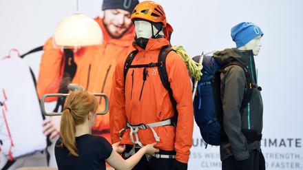 Nicht nur für Abenteurer. Outdoorbekleidung ist Alltagsmode geworden, die längst Massen erreicht.