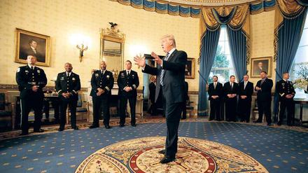 Donald Trump empfängt Strafverfolgungsbeamte und Rettungshelfer im „Blauen Raum“ des Weißen Hauses. 