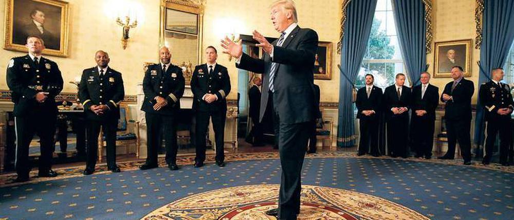 Donald Trump empfängt Strafverfolgungsbeamte und Rettungshelfer im „Blauen Raum“ des Weißen Hauses.