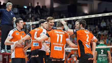 Gegen die Netzhoppers spielten sich die Volleys schon mal für das Pokalfinale ein.
