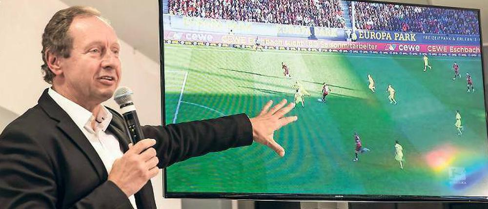 Selbst vor dem Fernseher ist es nicht so einfach. DFL-Projektleiter Hellmut Krug erläutert die Aufgaben des Video-Schiedsrichters in der Bundesliga.