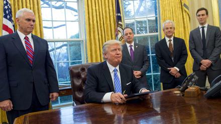 Präsident Trump nach der Unterschrift.