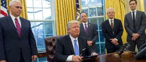 Präsident Trump nach der Unterschrift.