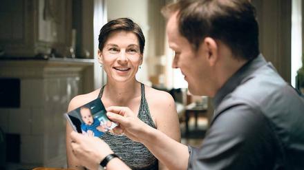 Sie heißt „Nina“. Marie (Victoria Mayer) zeigt Peter (Godehard Giese) ein Bild ihrer potenziellen Tochter.