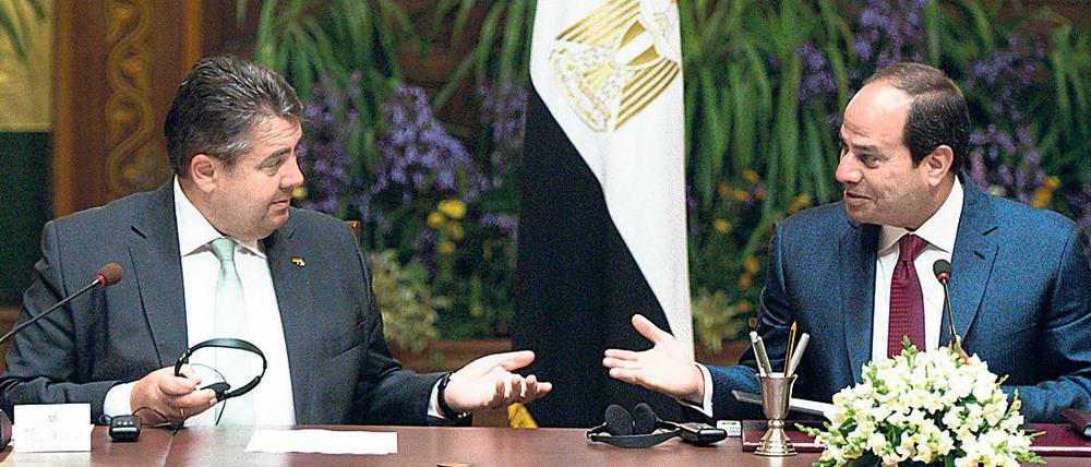 Sigmar Gabriel als Bundeswirtschaftsminister im April 2016 mit Ägyptens Präsident Abdel Fattah al-Sisi in Kairo.