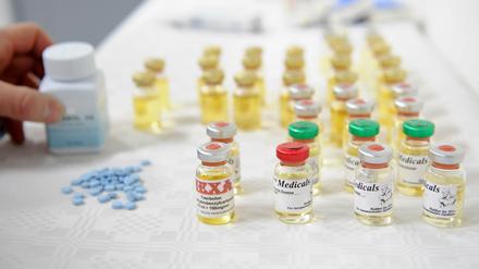 Doping auf den Tisch. Fläschchen mit anabolen Steroiden stehen am 03.02.2014 während einer Pressekonferenz im Haus der Staatsanwaltschaft in München (Bayern) auf einem Tisch (Archivbild). 