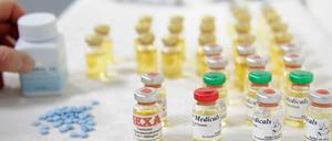 Doping auf den Tisch. Fläschchen mit anabolen Steroiden stehen am 03.02.2014 während einer Pressekonferenz im Haus der Staatsanwaltschaft in München (Bayern) auf einem Tisch (Archivbild).