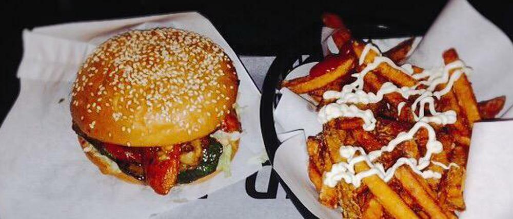 Klassisches Burgermenu, aber vegetarisch: mit Ofengemüse und dazu Pommes rot-weiß.