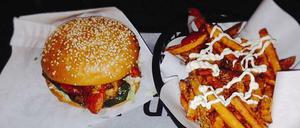 Klassisches Burgermenu, aber vegetarisch: mit Ofengemüse und dazu Pommes rot-weiß.