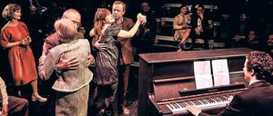 Michael (Camill Jammal) spielt zum Tanz auf.