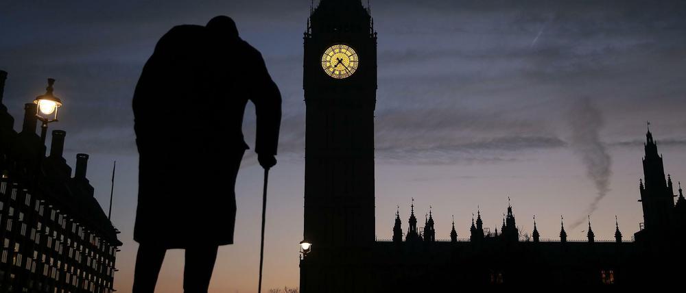 Westminster spielt mit - ein Blick auf Big Ben und die Churchill-Statue.