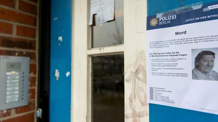 Ein Fahndungsplakat der Berliner Polizei an der Tür des Mehrfamilienhauses in der Naugarder Straße in Berlin. 