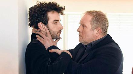 Was hat er mit Franks Drohung zu tun? Fahnder Harald Eisner (Harald Krassnitzer) knöpft sich Kerem (Mehmet Sözer) vor, den Freund seiner Tochter Claudia.