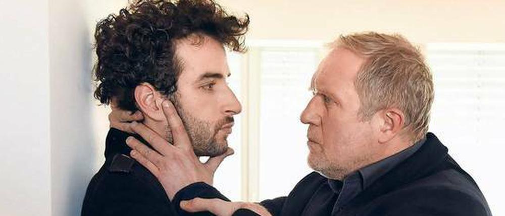 Was hat er mit Franks Drohung zu tun? Fahnder Harald Eisner (Harald Krassnitzer) knöpft sich Kerem (Mehmet Sözer) vor, den Freund seiner Tochter Claudia.