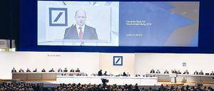 In einer Reihe sitzen die Aufsichtsräte bei der Hauptversammlung auf der Bühne, Vertreter der Eigentümer und der Arbeitnehmerschaft friedlich nebeneinander. 