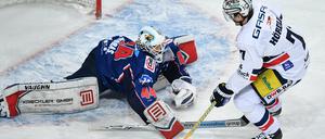 Nicht drin. Frank Hördler scheitert im Penaltyschießen gegen Endras.