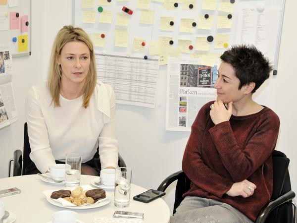 Anja Reschke (l.) und Dunja Hayali im Gespräch.