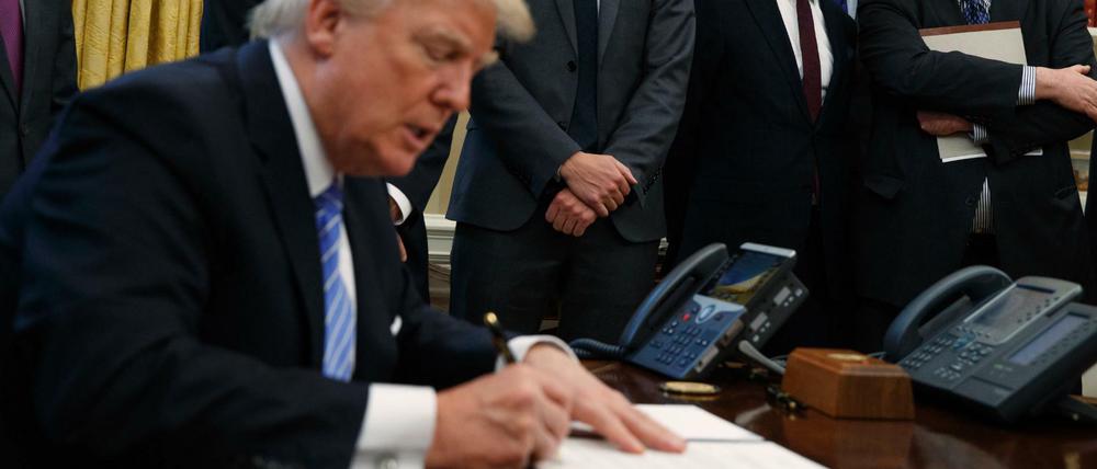US-Präsident Donald Trump unterzeichnet einen Erlass, der den Rückzug der Vereinigten Staaten aus dem geplanten Handelsabkommen TPP besiegelt.