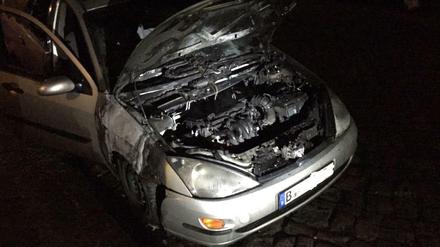 Das von Unbekannten angezündete Auto von Buchhändler Heinz Ostermann. 