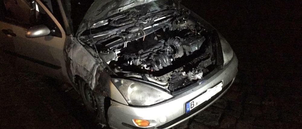 Das von Unbekannten angezündete Auto von Buchhändler Heinz Ostermann. 