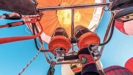 Ein Propangasbrenner erhitzt die Luft auf gut 100 Grad Celsius.