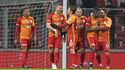 Lukas Podolski (2.v.l.) lässt sich feiern.