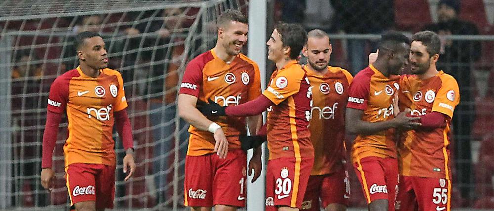 Lukas Podolski (2.v.l.) lässt sich feiern.