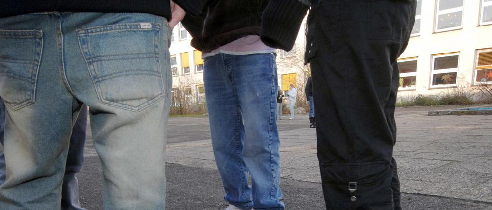 Schüler auf dem Pausenhof.
