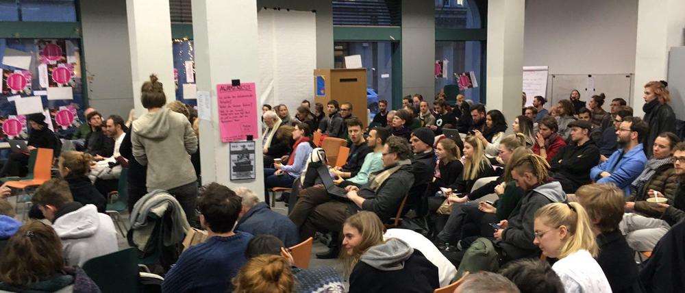 Studierende am Institut für Sozialwissenschaften der Humboldt-Universität bei der Diskussion mit Robert Ide und Ulf Kadritzke zur Causa Holm.