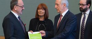 Sachsens Ministerpräsident Stanislaw Tillich nimmt den Abschlussbericht einer Expertenkommission zum Fall "Albakr" entgegen.