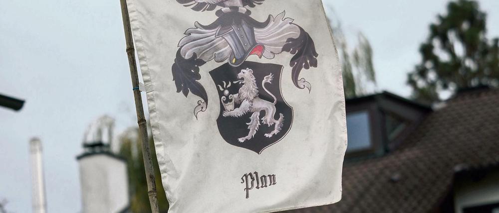 Manche der "Reichsbürgers" schmücken ihre Häuser mit Flaggen - hier auf einem Grundstück in Bayern.