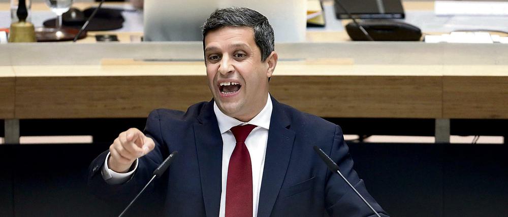 Der Fraktionsvorsitzende Raed Saleh (SPD) spricht im Berliner Abgeordnetenhaus.