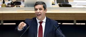 Der Fraktionsvorsitzende Raed Saleh (SPD) spricht im Berliner Abgeordnetenhaus.