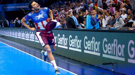 Ein Sieg für die Heimat. Ahmad Madadi, tatsächlich ein Local Player, freut sich über den Erfolg Katars. 