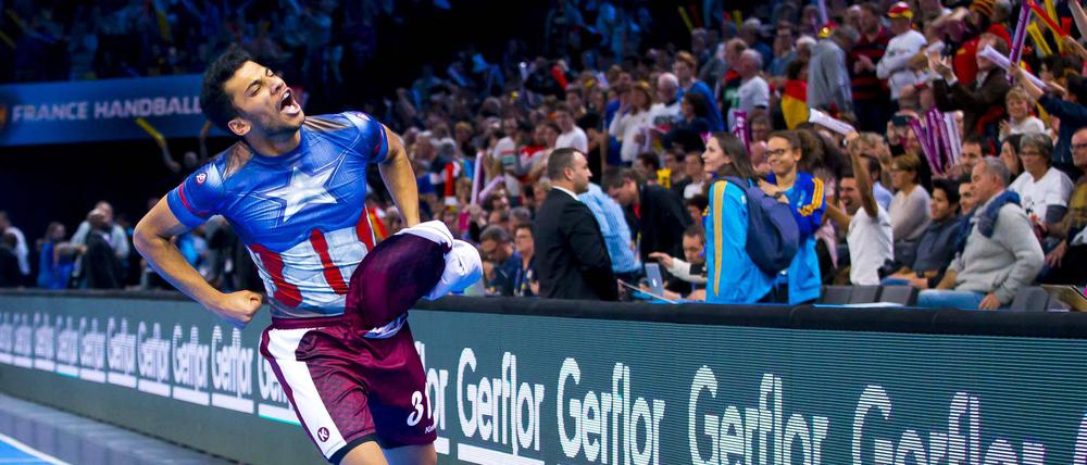 Ein Sieg für die Heimat. Ahmad Madadi, tatsächlich ein Local Player, freut sich über den Erfolg Katars. 