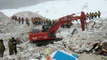 Italienische Rettungskräfte vom "Corpo Nazionale Soccorso Alpino e Speleologico" bei Bergungsarbeiten am Hotel Rigopiano.