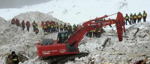Italienische Rettungskräfte vom "Corpo Nazionale Soccorso Alpino e Speleologico" bei Bergungsarbeiten am Hotel Rigopiano.