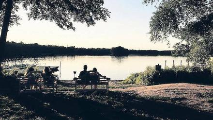 Der See dazwischen. Das Foto entstand auf der Kladower Seite am Bootshaus. Die andere Seite liegt in Brandenburg.