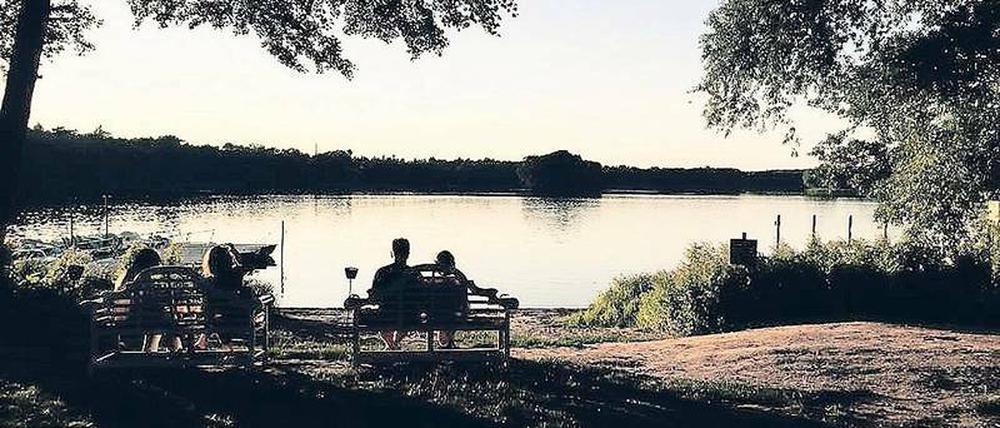 Der See dazwischen. Das Foto entstand auf der Kladower Seite am Bootshaus. Die andere Seite liegt in Brandenburg.