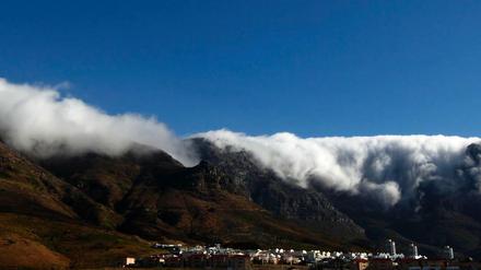 Das "Tischtuch" aus Wolken schiebt sich über den Tafelberg.