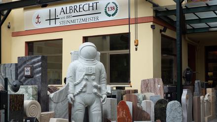 Am 20. Oktober ist Tag des Grabmals  Die Steinmetze der Firma »H. Albrecht«  an den Kreuzberger Bergmann-Friedhöfen setzen Verstorbenen seit 140 Jahren Denkmäler für die Ewigkeit. Ein Spaziergang mit einem der Inhaber, Frank Rüdiger
Foto/Quelle: Juliane Pfordte