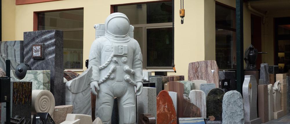 Am 20. Oktober ist Tag des Grabmals Die Steinmetze der Firma »H. Albrecht« an den Kreuzberger Bergmann-Friedhöfen setzen Verstorbenen seit 140 Jahren Denkmäler für die Ewigkeit. Ein Spaziergang mit einem der Inhaber, Frank Rüdiger
Foto/Quelle: Juliane Pfordte