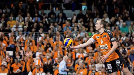 Volle Konzentration. Wouter ter Maat beim Aufschlag.