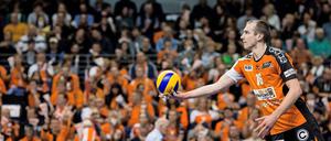 Volle Konzentration. Wouter ter Maat beim Aufschlag.