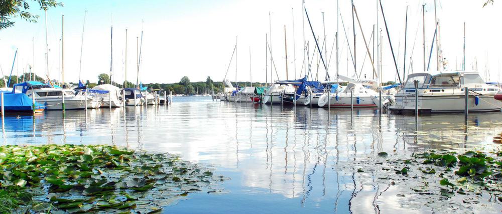Nicht übernachten, kein Licht, kein Strom? Bootbesitzer sind irritiert, wie das gehen soll.