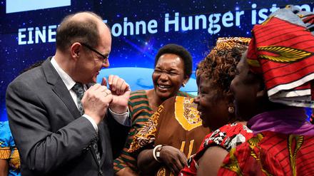 Bevor der Agrarministergipfel losging, unterhielt sich Landwirtschaftsminster Christian Schmidt (CSU) mit kenianischen Landfrauen am Stand des Entwicklungsministeriums. 